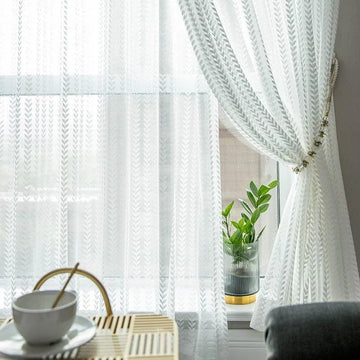 Rideaux blancs élégants avec motif à chevrons, idéal pour illuminer le salon tout en ajoutant une touche de sophistication. Parfait pour créer une ambiance chaleureuse, ces rideaux permettent de filtrer la lumière tout en offrant une vue dégagée sur l'extérieur. Accessoire décoratif incontournable pour un intérieur moderne et accueillant.