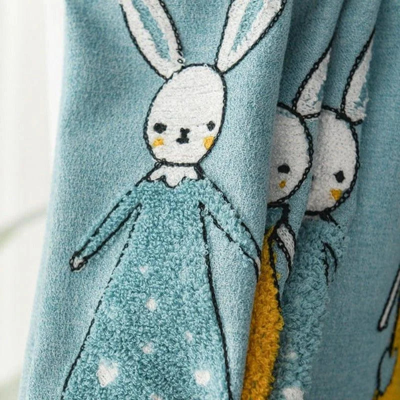 Serviette douce pour enfants avec motif de lapin, idéale pour ajouter une touche ludique à la salle de bain ou à la piscine. Élégant imprimé animalier qui plaira aux petits, assurant confort et style. Parfait pour les moments de bien-être après le bain.