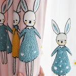 Rideau décoratif pour chambre d'enfant avec motifs de lapins en habits colorés. Ajoutez une touche ludique et charmante à la pièce tout en contrôlant la luminosité. Idéal pour les espaces jeunes et créatifs, ce rideau s'adapte parfaitement à un décor thématique.