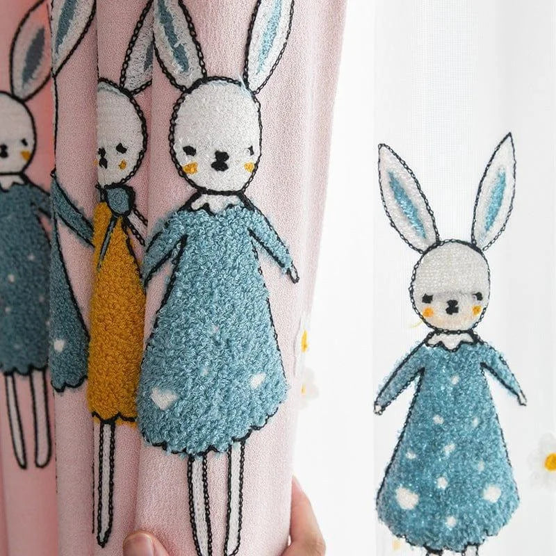 Rideau décoratif pour chambre d'enfant avec motifs de lapins en habits colorés. Ajoutez une touche ludique et charmante à la pièce tout en contrôlant la luminosité. Idéal pour les espaces jeunes et créatifs, ce rideau s'adapte parfaitement à un décor thématique.