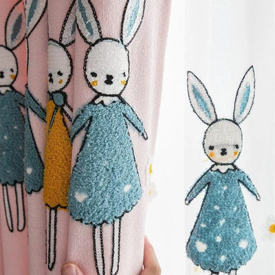 Rideau décoratif pour chambre d'enfant avec motifs de lapins en habits colorés. Ajoutez une touche ludique et charmante à la pièce tout en contrôlant la luminosité. Idéal pour les espaces jeunes et créatifs, ce rideau s'adapte parfaitement à un décor thématique.