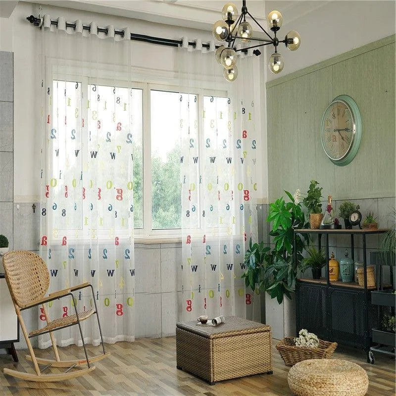 Rideaux de salon modernes avec motifs colorés de chiffres et lettres. Idéaux pour ajouter une touche ludique et lumineuse à votre intérieur, ces rideaux permettent une belle diffusion de la lumière naturelle tout en dynamisant la décoration de votre pièce. Parfait pour les espaces de vie contemporains cherchant à allier fonctionnalité et style.