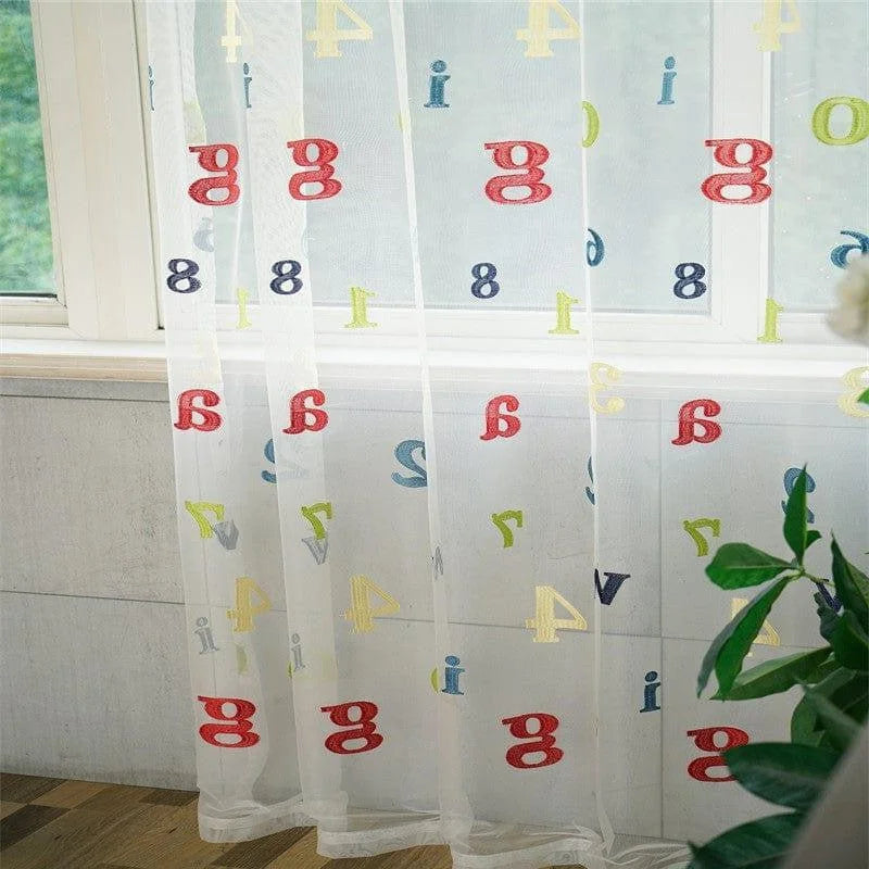 Voilage décoratif pour chambre d'enfant, avec motifs de lettres et chiffres colorés. Idéal pour une décoration ludique et éducative, parfait pour une ambiance joyeuse et personnalisée. Ajustement facile pour fenêtres de différentes tailles. Apporte une touche de couleur et de fantaisie à votre intérieur.