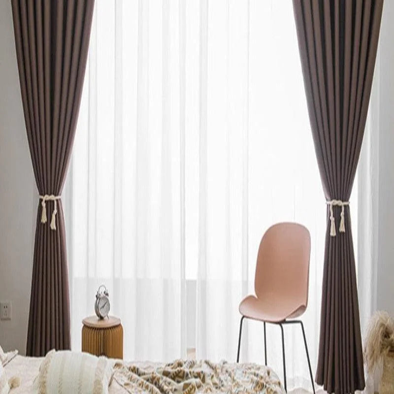 Rideaux élégants encadrant une grande fenêtre, parfaits pour ajouter une touche de sophistication à n'importe quelle pièce de la maison. Idéal pour préserver l'intimité tout en laissant entrer la lumière naturelle. Accessoire de décoration indispensable pour le salon ou la chambre, en harmonisant parfaitement avec un mobilier moderne et épuré.