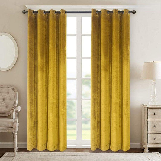 Rideaux occultants jaunes modernes suspendus dans un salon lumineux, offrant une ambiance élégante et chaleureuse, parfaits pour décorer votre intérieur et contrôler la lumière naturelle.