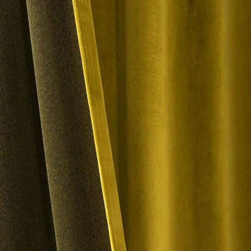 Rideaux élégants aux teintes moutarde et taupe, apportant une touche de sophistication et de chaleur à votre intérieur, idéaux pour le salon ou la chambre. Style moderne et intemporel.