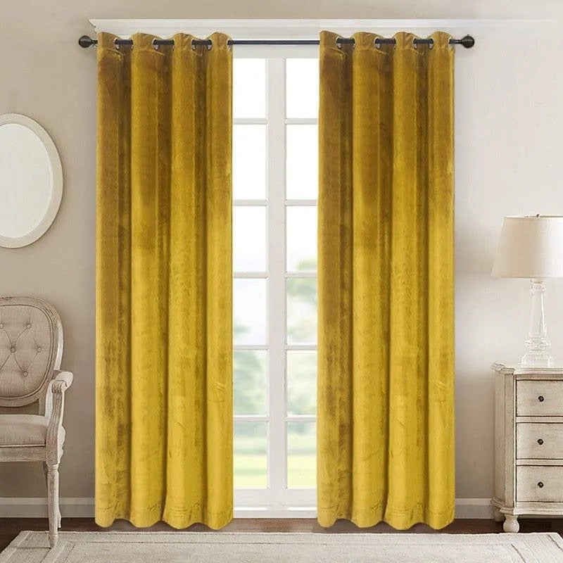 Rideaux occultants jaunes modernes suspendus dans un salon lumineux, offrant une ambiance élégante et chaleureuse, parfaits pour décorer votre intérieur et contrôler la lumière naturelle.
