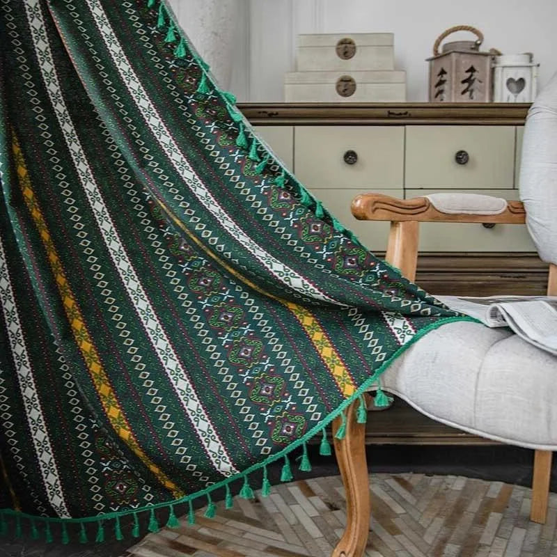 Plaid décoratif à motifs géométriques verts et jaunes drapé sur un fauteuil élégant. Parfait pour ajouter une touche colorée à votre salon ou chambre, ce plaid rehausse l'ambiance avec ses motifs vibrants. Idéal pour une décoration intérieure chaleureuse et conviviale.