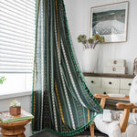 Rideau design vert avec motifs géométriques, idéal pour ajouter une touche bohème à votre intérieur. Ce rideau long embellit le salon ou la chambre en apportant une ambiance chaleureuse. Accessoire parfait pour une décoration intérieure tendance et originale, rehaussant l'espace de vie avec élégance et style.