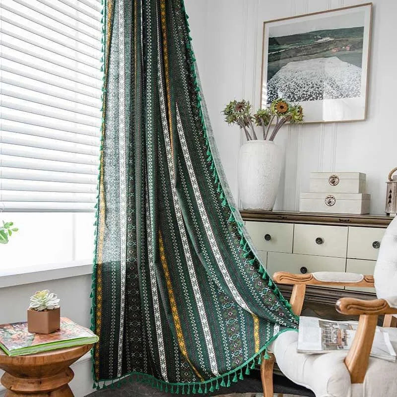 Rideau design vert avec motifs géométriques, idéal pour ajouter une touche bohème à votre intérieur. Ce rideau long embellit le salon ou la chambre en apportant une ambiance chaleureuse. Accessoire parfait pour une décoration intérieure tendance et originale, rehaussant l'espace de vie avec élégance et style.