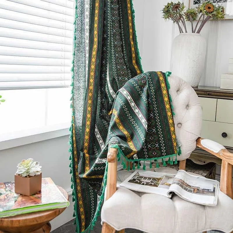 Jeté de canapé au design bohème chic avec motifs ethniques colorés, idéal pour apporter une touche de chaleur et de style à votre intérieur. Parfait pour le salon, il se marie aisément avec tout type de décoration. Accessoire déco polyvalent et élégant pour sublimer votre espace de vie.