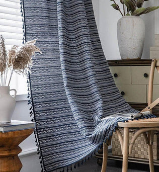 Rideau élégant avec motif géométrique bleu et blanc, parfait pour ajouter une touche de style scandinave à votre intérieur. Accessoire idéal pour illuminer votre salon ou chambre tout en préservant l'intimité. Design moderne et intemporel pour une décoration soignée.