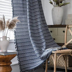 Rideau élégant avec motif géométrique bleu et blanc, parfait pour ajouter une touche de style scandinave à votre intérieur. Accessoire idéal pour illuminer votre salon ou chambre tout en préservant l'intimité. Design moderne et intemporel pour une décoration soignée.
