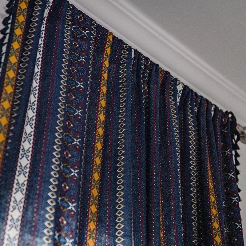 Rideaux décoratifs au motif géométrique coloré, parfaits pour apporter une touche bohème à votre intérieur. Idéal pour ajouter de la personnalité à vos fenêtres, ces rideaux allient style et élégance. Transformez votre espace avec ces magnifiques motifs, mêlant des nuances de bleu, jaune et blanc pour un effet visuel saisissant. Renouvelez votre décoration facilement avec ces rideaux uniques et attrayants.