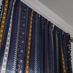 Rideaux décoratifs au motif géométrique coloré, parfaits pour apporter une touche bohème à votre intérieur. Idéal pour ajouter de la personnalité à vos fenêtres, ces rideaux allient style et élégance. Transformez votre espace avec ces magnifiques motifs, mêlant des nuances de bleu, jaune et blanc pour un effet visuel saisissant. Renouvelez votre décoration facilement avec ces rideaux uniques et attrayants.
