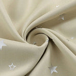 Tissu beige avec motif d'étoiles argentées, idéal pour un usage décoratif ou vestimentaire. Ce design élégant et moderne ajoute une touche sophistiquée à tout projet créatif. Parfait pour la confection de rideaux, coussins ou vêtements tendance. Adapté à différents styles de décoration intérieure, ce tissu étoilé offre une esthétique unique et charmante.