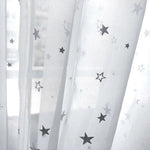 Rideau blanc avec motif étoilé, idéal pour chambre d'enfant. Élégant et moderne, il crée une ambiance apaisante et magique. Facile à installer, parfait pour filtrer la lumière tout en ajoutant une touche décorative. Convient à tous types de décoration intérieure.