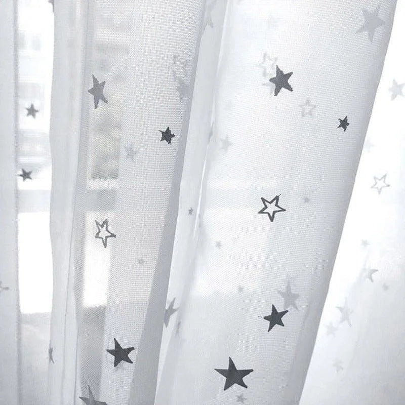 Rideau blanc avec motif étoilé, idéal pour chambre d'enfant. Élégant et moderne, il crée une ambiance apaisante et magique. Facile à installer, parfait pour filtrer la lumière tout en ajoutant une touche décorative. Convient à tous types de décoration intérieure.