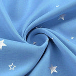 Tissu bleu avec motif étoilé argenté, idéal pour confection créative, décoration intérieure ou articles pour enfants. Design élégant et moderne, parfait pour ajouter une touche de magie à vos projets.