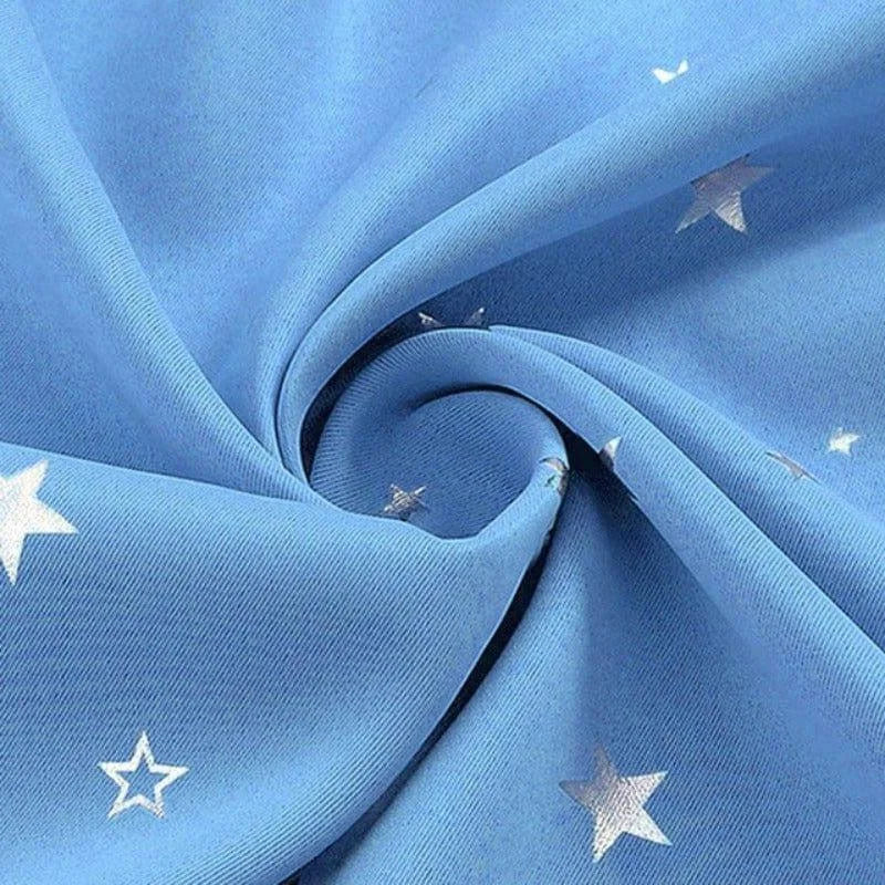 Tissu bleu avec motif étoilé argenté, idéal pour confection créative, décoration intérieure ou articles pour enfants. Design élégant et moderne, parfait pour ajouter une touche de magie à vos projets.