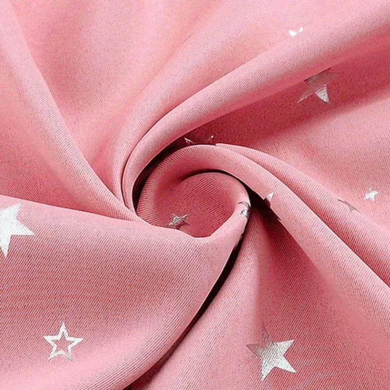 Tissu rose avec motif étoilé argenté, parfait pour créations couture et vêtements uniques. Arrière-plan doux, idéal pour des projets tendance et élégants. Motifs étoiles ajoutant une touche magique et moderne à vos designs.