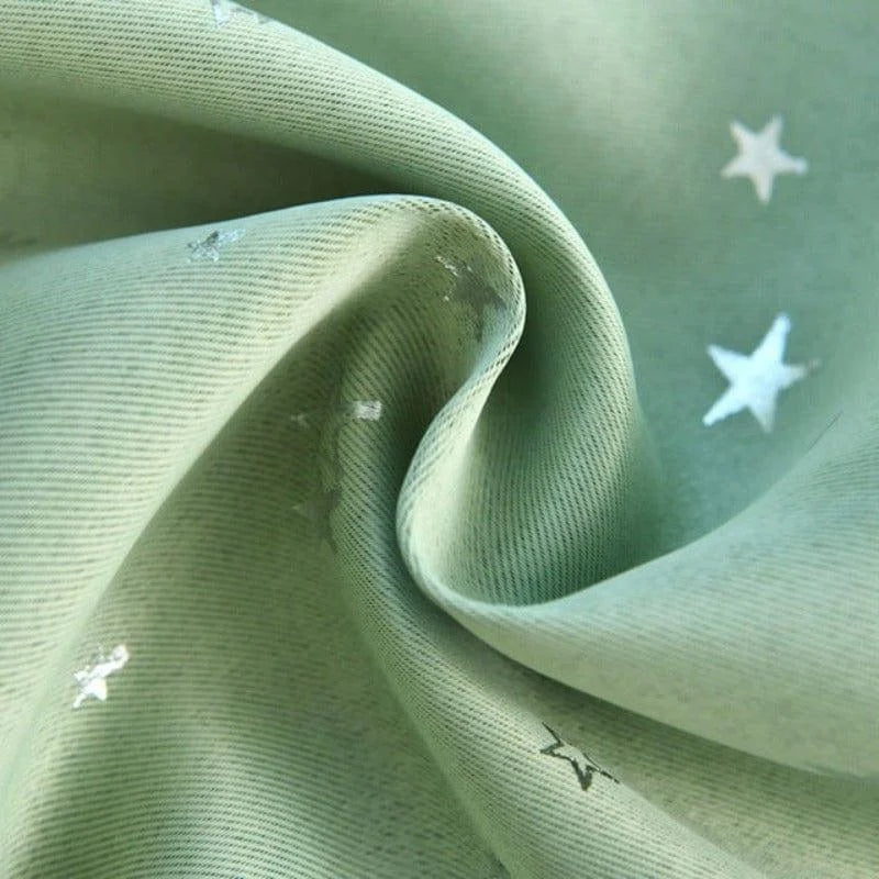 Tissu vert avec motifs d'étoiles blanches, design élégant et moderne, idéal pour la décoration intérieure ou la confection de rideaux et coussins personnalisés. Style polyvalent et tendance.