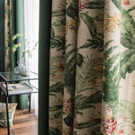 Rideaux imprimés avec motifs tropicaux luxuriants, apportant une touche exotique et apaisante à votre intérieur. Idéal pour les salons ou chambres à coucher, ces rideaux évoquent la nature et créent une ambiance chaleureuse. Parfaits pour une décoration estivale ou inspirée par la jungle. Complétez votre espace avec un style unique et rafraîchissant.