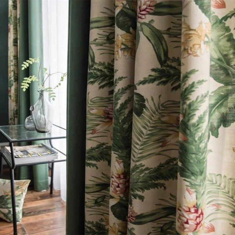 Rideaux imprimés avec motifs tropicaux luxuriants, apportant une touche exotique et apaisante à votre intérieur. Idéal pour les salons ou chambres à coucher, ces rideaux évoquent la nature et créent une ambiance chaleureuse. Parfaits pour une décoration estivale ou inspirée par la jungle. Complétez votre espace avec un style unique et rafraîchissant.