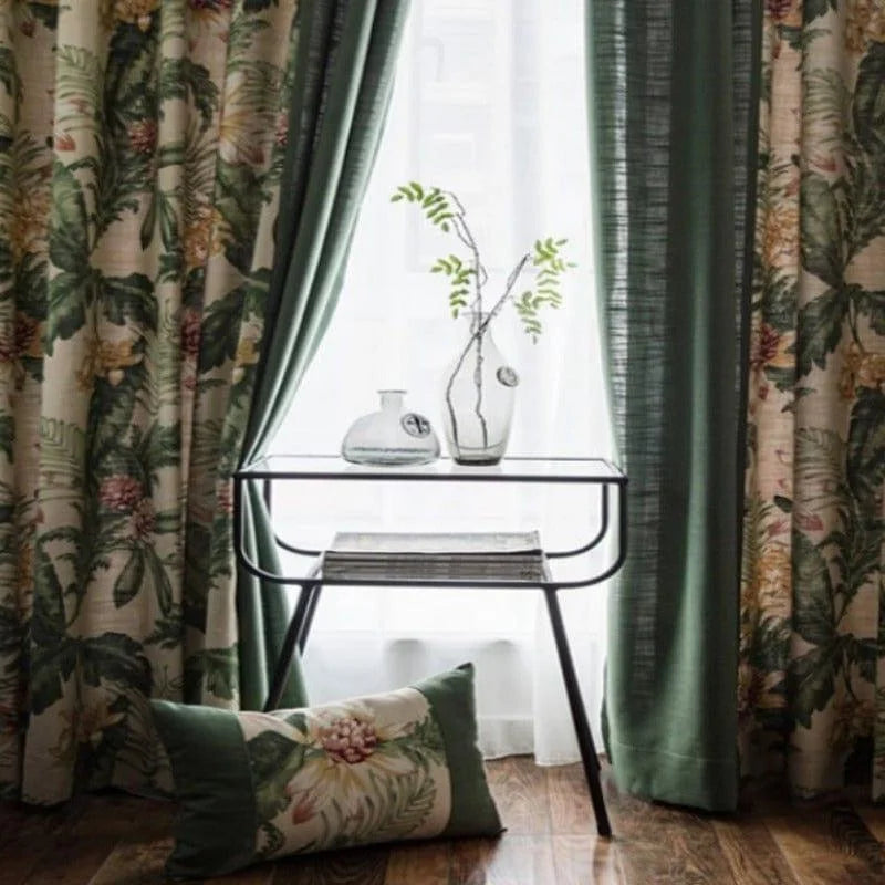 Décorez votre intérieur avec des rideaux élégants à motifs floraux et une table en verre moderne. Complétez le look avec un coussin assorti pour ajouter une touche unique à votre espace de vie. Idéal pour créer une ambiance chaleureuse et accueillante. Parfait pour le salon ou la chambre, ce décor tendance combine style et sophistication.