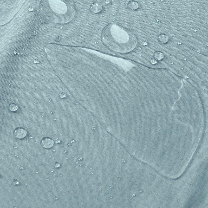 Gros plan sur un tissu résistant à l'eau, mettant en évidence des gouttelettes d'eau en surface, illustrant son imperméabilité idéale pour les vêtements et accessoires extérieurs.