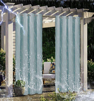 Rideaux imperméables extérieurs pour pergola, parfaits pour protéger de la pluie et du vent. Idéals pour aménager un espace extérieur confortable même par temps orageux. Ajoutez du style et de la fonctionnalité à votre jardin ou terrasse avec ces rideaux résistants aux intempéries.