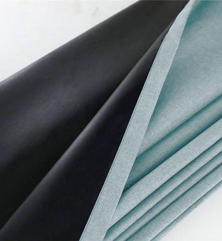 Voile occultant noir et gris clair pour rideaux, idéal pour bloquer la lumière dans les chambres et les espaces de vie, ambiance moderne et élégante. Parfait pour l'intimité et le confort.