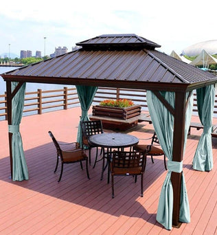 Pavillon de jardin élégant installé sur une terrasse en bois avec parasol, équipé de rideaux décoratifs verts. Ensemble de mobilier de jardin comprenant une table ronde et quatre chaises, idéal pour profiter de moments de détente en extérieur. Emplacement avec vue panoramique sur le bord de l'eau, parfait pour des repas en plein air ou des réceptions en famille et entre amis. Design moderne et pratique pour embellir votre espace extérieur.