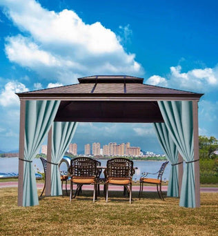 Tonnelle de jardin moderne avec rideaux bleus, idéale pour créer un espace ombragé et élégant en extérieur. Comprend un auvent robuste et un espace pour quatre chaises, offrant une ambiance conviviale pour des moments de détente en plein air. Parfaite pour les patios ou jardins, elle s'intègre harmonieusement dans un environnement urbain avec vue sur la ville. Conçue pour des événements en extérieur, elle incarne le confort et le style.