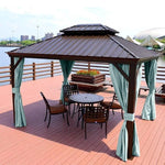 Pavillon de jardin élégant installé sur une terrasse en bois avec parasol, équipé de rideaux décoratifs verts. Ensemble de mobilier de jardin comprenant une table ronde et quatre chaises, idéal pour profiter de moments de détente en extérieur. Emplacement avec vue panoramique sur le bord de l'eau, parfait pour des repas en plein air ou des réceptions en famille et entre amis. Design moderne et pratique pour embellir votre espace extérieur.