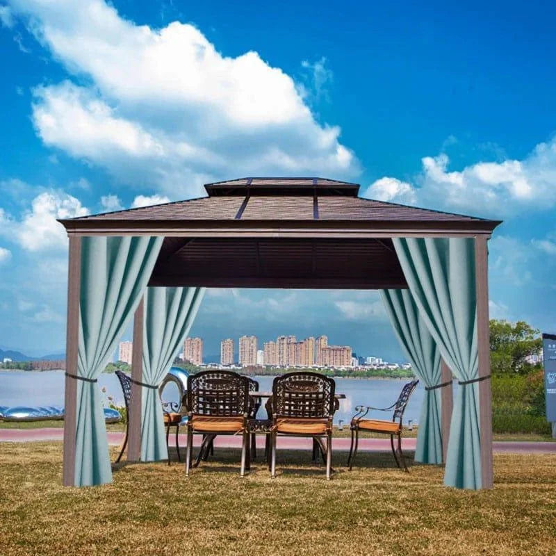 Tonnelle de jardin moderne avec rideaux bleus, idéale pour créer un espace ombragé et élégant en extérieur. Comprend un auvent robuste et un espace pour quatre chaises, offrant une ambiance conviviale pour des moments de détente en plein air. Parfaite pour les patios ou jardins, elle s'intègre harmonieusement dans un environnement urbain avec vue sur la ville. Conçue pour des événements en extérieur, elle incarne le confort et le style.