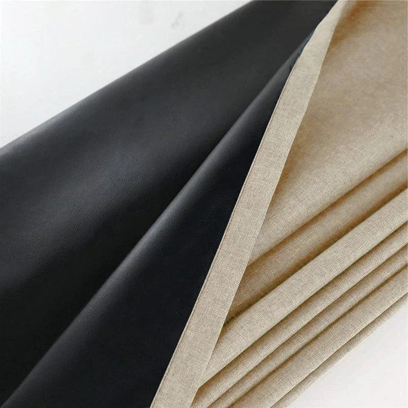 Tissu noir et beige plié, idéal pour la couture et la décoration intérieure, mise en valeur des deux teintes élégantes pour un style moderne et sophistiqué.