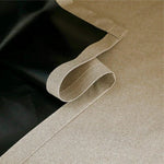 Tissu double face élégant combinant des tons noirs et beige, idéal pour une décoration intérieure moderne et sophistiquée. Ce textile de haute qualité s'adapte parfaitement à divers styles de design et apporte une touche de raffinement à tout espace de vie. Accessoire polyvalent et esthétique parfait pour les rideaux ou napperons.