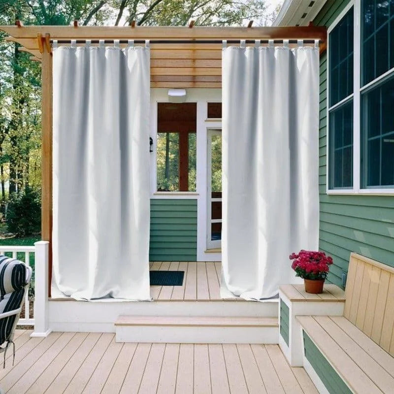 Rideaux d'extérieur blancs élégants pour patio ou pergola, offrant intimité et protection solaire, parfaits pour embellir votre espace extérieur. Idéal pour créer une ambiance chaleureuse sur votre terrasse ou véranda. Faciles à installer, ces rideaux apportent une touche moderne et raffinée.