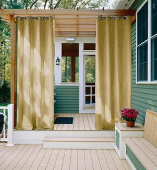 Rideaux extérieurs beige pour patio, idéaux pour créer un espace ombragé et intime sur votre terrasse. Ces rideaux résistants aux conditions extérieures offrent une solution élégante pour embellir votre espace extérieur tout en protégeant contre le soleil direct. Parfaits pour les jardins, vérandas et pergolas, ils ajoutent une touche de sophistication à votre décoration extérieure.
