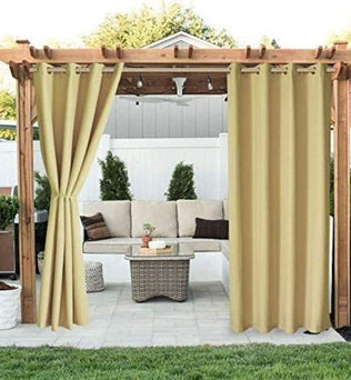 Rideaux d'extérieur beige pour pergola, créant un espace ombragé et élégant pour votre jardin. Ces rideaux offrent intimité et protection solaire, parfaits pour les moments de détente en extérieur. Transformez votre pergola en un véritable salon de jardin accueillant avec ces rideaux stylés et modernes.