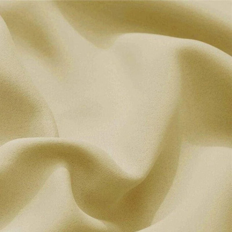 Tissu beige avec drapé fluide, idéal pour confection de vêtements élégants ou décoration intérieure. Aspect doux et polyvalent, parfait pour ajouter une touche de sophistication à tout ensemble ou espace. Style classique et intemporel.