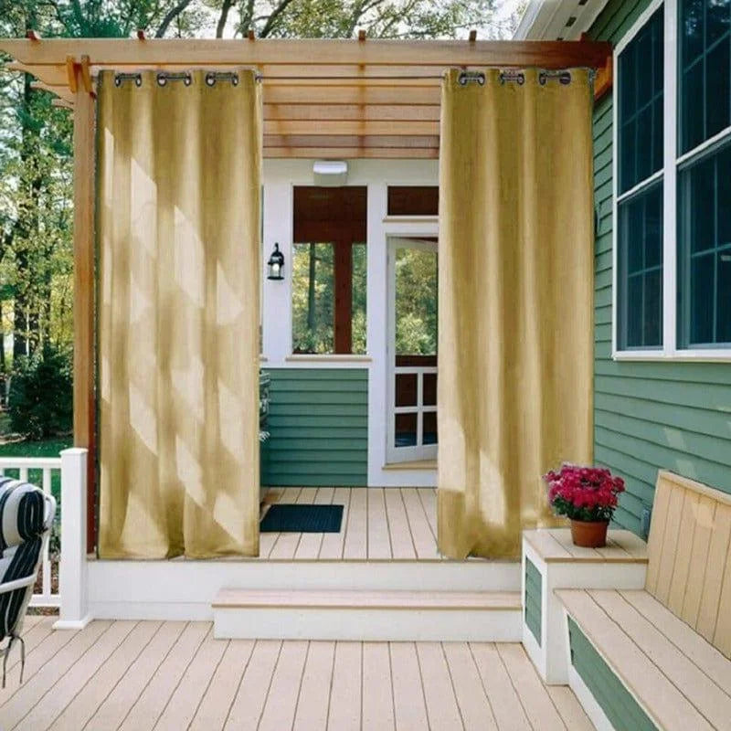 Rideaux extérieurs beige pour patio, idéaux pour créer un espace ombragé et intime sur votre terrasse. Ces rideaux résistants aux conditions extérieures offrent une solution élégante pour embellir votre espace extérieur tout en protégeant contre le soleil direct. Parfaits pour les jardins, vérandas et pergolas, ils ajoutent une touche de sophistication à votre décoration extérieure.