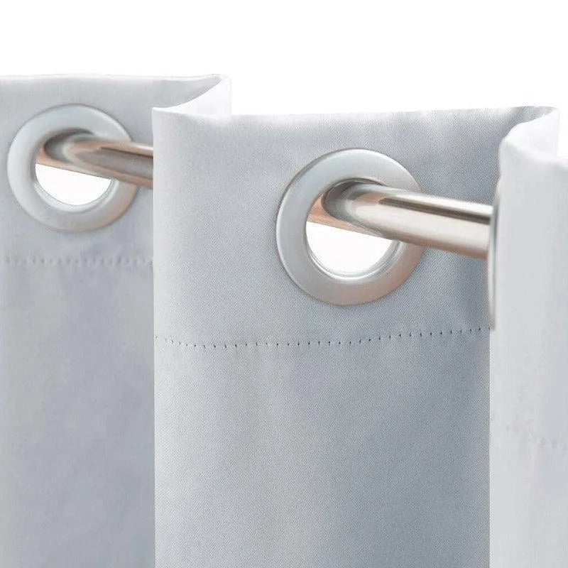 Rideau lumineux blanc avec œillets métalliques, parfait pour apporter une touche contemporaine à votre intérieur. Facile à installer grâce à ses œillets robustes, ce rideau s'adapte à diverses tailles de tringles. Idéal pour améliorer l'ambiance de votre salon ou chambre en filtrant subtilement la lumière.