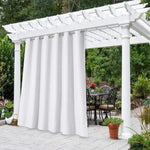 Rideau extérieur blanc pour pergola, idéal pour créer un espace intime dans votre jardin. Parfait pour profiter de moments de détente à l'abri des regards, ce rideau élégant s'intègre parfaitement dans un décor extérieur, ajoutant une touche de sophistication à votre espace de vie en plein air.