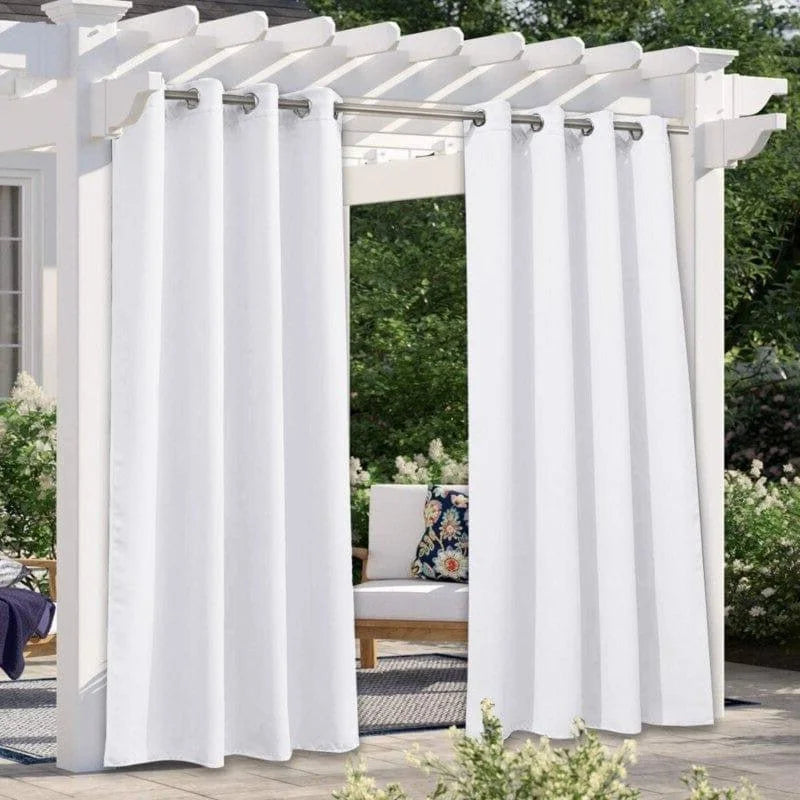 Rideaux d'extérieur blancs pour pergola, idéals pour créer un espace ombragé et élégant dans votre jardin. Ces rideaux apportent une touche moderne et chic à votre espace extérieur, tout en offrant intimité et protection contre le soleil. Installation facile avec œillets intégrés, parfaits pour embellir votre pergola ou votre terrasse.