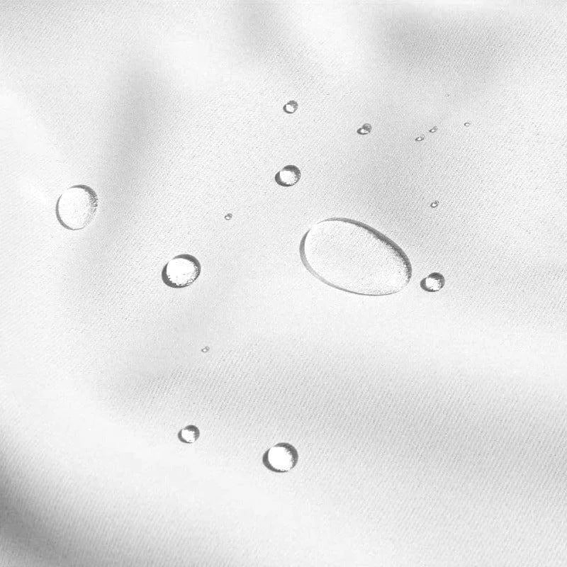 Gouttes d'eau sur une surface imperméable blanche, illustrant la résistance à l'humidité et la durabilité. Parfait pour les produits nécessitant une protection accrue contre l'eau, idéal pour un usage extérieur. Solution efficace pour maintenir vos objets au sec.