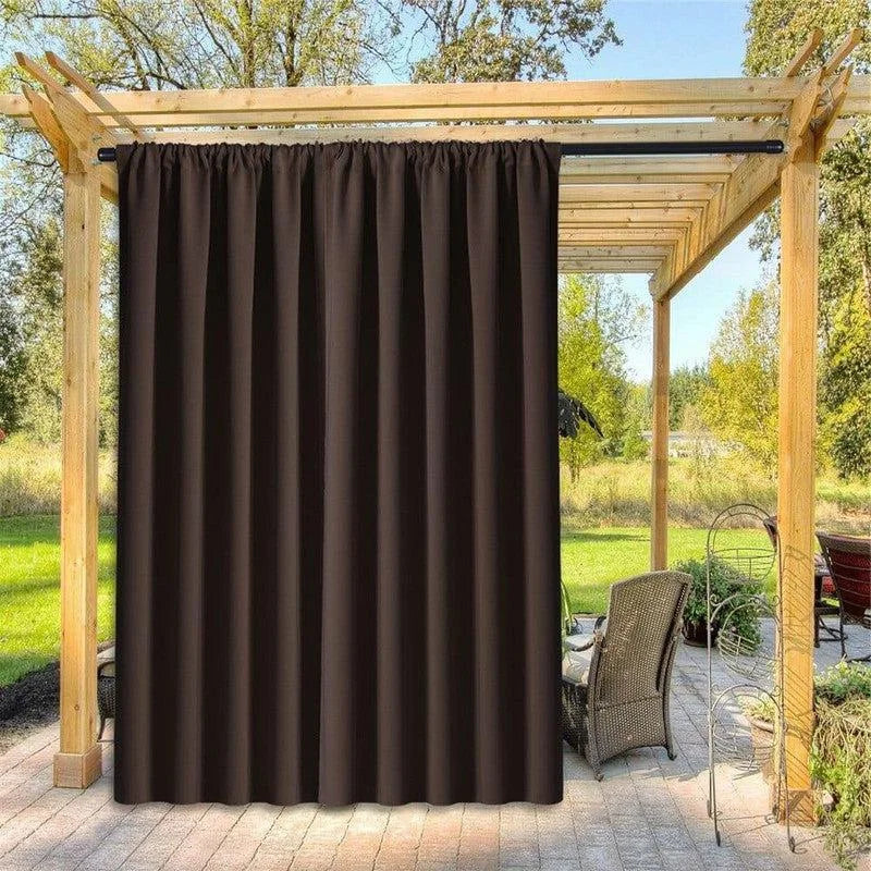 Rideau d'extérieur marron pour pergola, offrant une touche élégante à votre espace extérieur. Idéal pour créer de l'intimité et se protéger du soleil, ce rideau s'intègre parfaitement à votre jardin ou terrasse. Accessoire indispensable pour un aménagement extérieur tendance et fonctionnel.