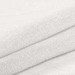Tissu blanc plié soigneusement, idéal pour la confection de vêtements, accessoires ou décorations textiles. Le relief du tissage est bien visible, offrant une texture élégante pour une variété d'utilisations créatives.