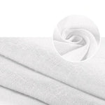 Image d'un tissu blanc affichant un motif en maille fine. Le zoom dans l'image souligne la texture délicate et l'apparence translucide du produit, idéal pour la couture et les projets artisanaux. Ce textile est parfait pour les créations nécessitant légèreté et finesse.